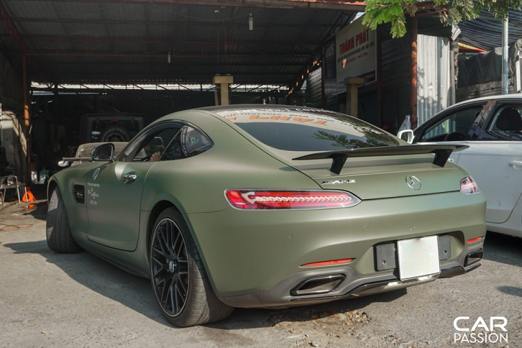 Vào thời điểm được nhập về Việt Nam, giá xe Mercedes-AMG GT S Edition 1 bán chính hãng là hơn 8,5 tỉ đồng, cao hơn 300 triệu so với chiếc AMG GT S tiêu chuẩn. Cách đây không lâu, Mercedes-Benz Việt Nam đã mang về nước phiên bản mạnh mẽ AMG GT R với giá bán rơi vào khoảng 11,9 tỉ Đồng, điều này càng làm đa dạng những phiên bản của dòng xe kế nhiệm chiếc SLS AMG tại Việt Nam.