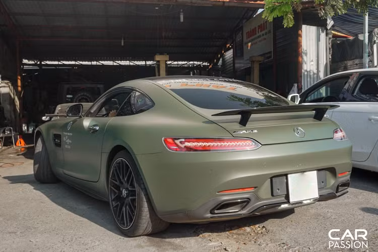 Vào thời điểm được nhập về Việt Nam, giá xe Mercedes-AMG GT S Edition 1 bán chính hãng là hơn 8,5 tỉ đồng, cao hơn 300 triệu so với chiếc AMG GT S tiêu chuẩn. Cách đây không lâu, Mercedes-Benz Việt Nam đã mang về nước phiên bản mạnh mẽ AMG GT R với giá bán rơi vào khoảng 11,9 tỉ Đồng, điều này càng làm đa dạng những phiên bản của dòng xe kế nhiệm chiếc SLS AMG tại Việt Nam.