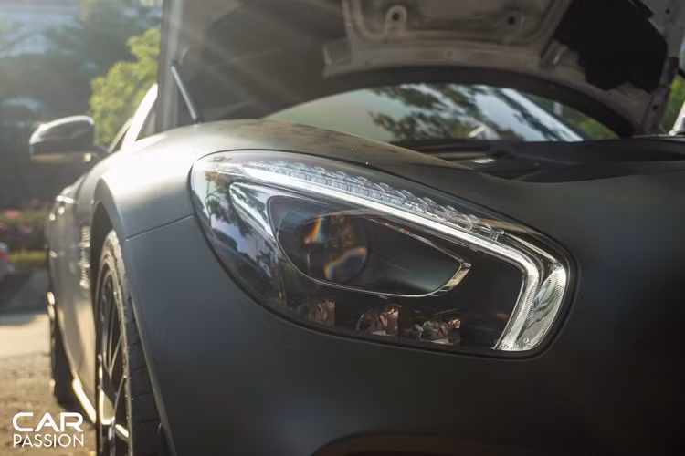 Khác biệt đáng chú ý nhất trên phiên bản Edition 1 là chiếc cánh gió to bản màu đen ở phía sau. Chiếc cánh gió này có tác dụng giúp tăng độ bám đường cho thân xe nhưng đồng thời cũng làm tăng tính thể thao cho Mercedes-AMG GT S Edition 1 và giúp ngoại hình của xe trông giống một chiếc xe đua thực thụ.