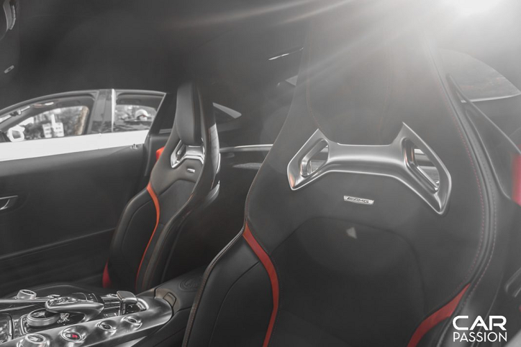 So với phiên bản tiêu chuẩn AMG GT S, AMG GT S Edition 1 được hãng xe Đức nâng cấp cả nội – ngoại thất xe bằng việc áp dụng chất liệu sợi carbon có khối lượng siêu nhẹ vào thân xe.