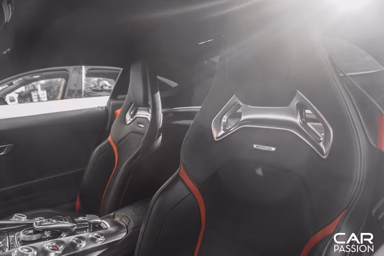 So với phiên bản tiêu chuẩn AMG GT S, AMG GT S Edition 1 được hãng xe Đức nâng cấp cả nội – ngoại thất xe bằng việc áp dụng chất liệu sợi carbon có khối lượng siêu nhẹ vào thân xe.