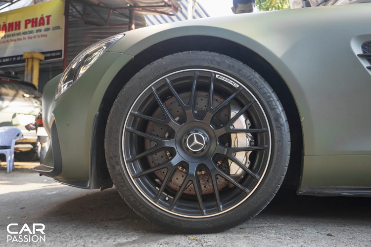 Trước đây, xe từng sở hữu lớp sơn màu xám mờ nam tính sau đó được sơn lại hoàn toàn sang màu trắng, tuy nhiên mới đây mẫu xe này cũng được đổi sang biển kiểm soát của thủ đô Hà Nội.