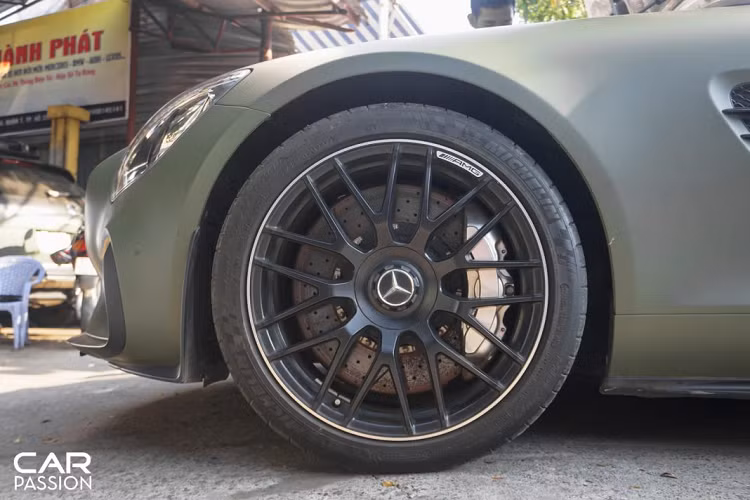 Trước đây, xe từng sở hữu lớp sơn màu xám mờ nam tính sau đó được sơn lại hoàn toàn sang màu trắng, tuy nhiên mới đây mẫu xe này cũng được đổi sang biển kiểm soát của thủ đô Hà Nội.