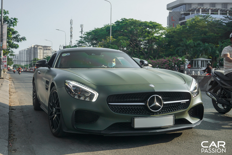 Nội thất của AMG GT S Edition 1 cũng được trang bị gói carbon với một số chi tiết như bảng táp-lô, bệ trung tâm và bệ cửa ra vào đều được làm từ vật liệu cùng tên. Ngoài sợi carbon, nội thất trong khoang lái đều được bọc với da Nappa và Dynamica cao cấp. Vô-lăng của xe được khắc lên dòng chữ “Edition 1” để phân biệt với phiên bản tiêu chuẩn.