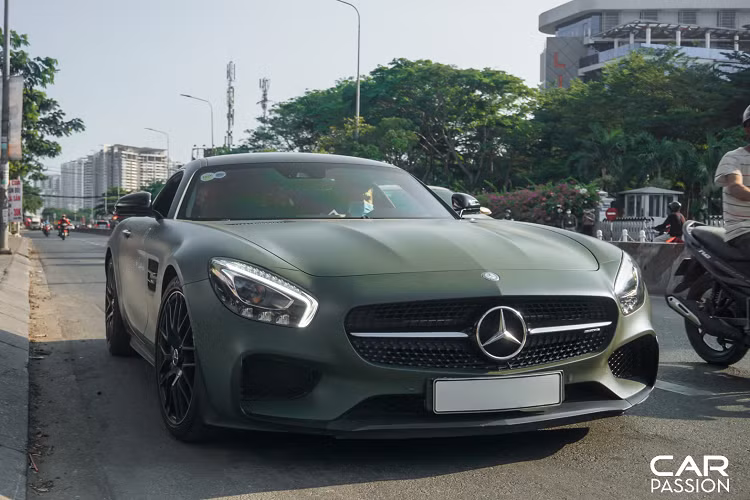 Nội thất của AMG GT S Edition 1 cũng được trang bị gói carbon với một số chi tiết như bảng táp-lô, bệ trung tâm và bệ cửa ra vào đều được làm từ vật liệu cùng tên. Ngoài sợi carbon, nội thất trong khoang lái đều được bọc với da Nappa và Dynamica cao cấp. Vô-lăng của xe được khắc lên dòng chữ “Edition 1” để phân biệt với phiên bản tiêu chuẩn.
