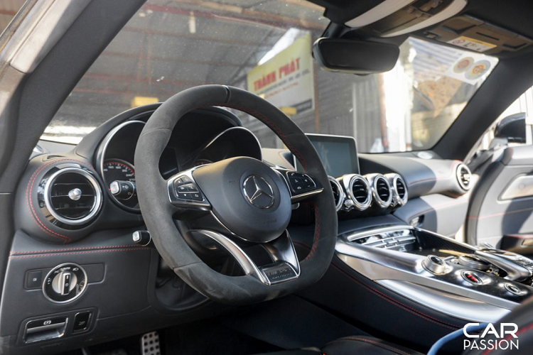 Mới đây nhất, trong lần hiếm hoi ra đường, chiếc Mercedes-AMG GT S Edition 1 hàng hiếm này đã bị bắt gặp tại một garage ở quận 7. Xe khoác trên mình lớp áo màu xanh quân đội thường thấy trên các mẫu xe thuộc sở hữu của doanh nhân Đặng Lê Nguyên Vũ.