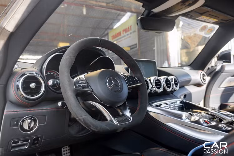 Mới đây nhất, trong lần hiếm hoi ra đường, chiếc Mercedes-AMG GT S Edition 1 hàng hiếm này đã bị bắt gặp tại một garage ở quận 7. Xe khoác trên mình lớp áo màu xanh quân đội thường thấy trên các mẫu xe thuộc sở hữu của doanh nhân Đặng Lê Nguyên Vũ.