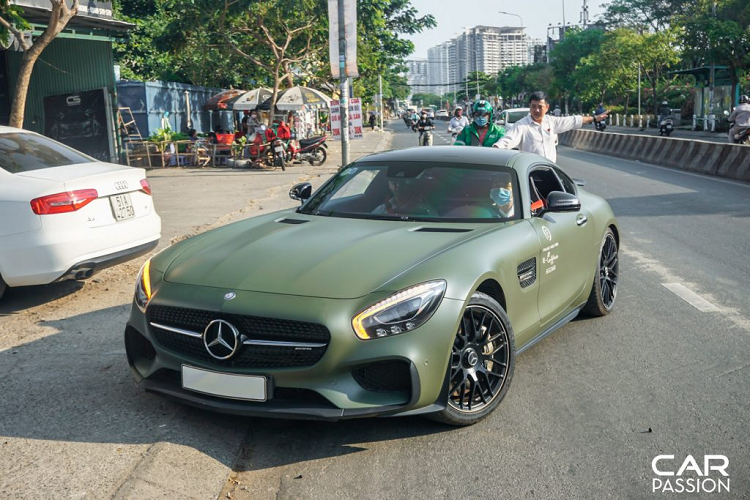 Chiếc xe Mercedes-AMG GT S Edition 1 xuất hiện trong bài viết này thuộc sở hữu của doanh nhân Đặng Lê Nguyên Vũ, người đồng thời sở hữu rất nhiều mẫu xe hàng hiếm của Mercedes-Benz tại Việt Nam.