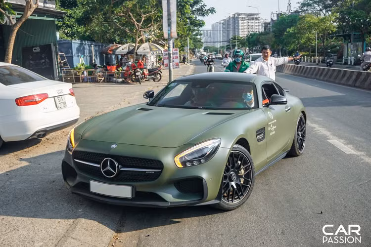 Chiếc xe Mercedes-AMG GT S Edition 1 xuất hiện trong bài viết này thuộc sở hữu của doanh nhân Đặng Lê Nguyên Vũ, người đồng thời sở hữu rất nhiều mẫu xe hàng hiếm của Mercedes-Benz tại Việt Nam.