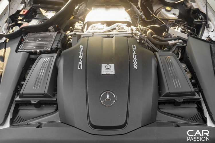 Nóc kính Panorama tiêu chuẩn được thay thế bằng chi tiết làm từ sợi carbon, líp carbon phía trước được làm to hơn so với AMG GT S, ốp sợi carbon cho gương chiếu hậu và bộ khuếch tán gió sau. Chụp ống xả kép sơn đen mạnh mẽ thay cho lớp sơn bạc như phiên bản tiêu chuẩn.