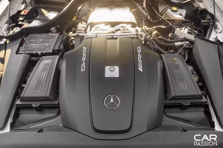 Nóc kính Panorama tiêu chuẩn được thay thế bằng chi tiết làm từ sợi carbon, líp carbon phía trước được làm to hơn so với AMG GT S, ốp sợi carbon cho gương chiếu hậu và bộ khuếch tán gió sau. Chụp ống xả kép sơn đen mạnh mẽ thay cho lớp sơn bạc như phiên bản tiêu chuẩn.