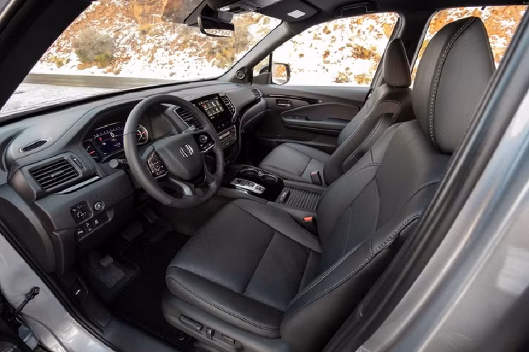 Các tính năng cảnh báo va chạm trước, trợ giúp giữ làn, cảnh báo chệch làn và hệ thống giảm thiểu chệch làn đường cũng được bổ sung. Bản Honda Passport EX-L cao cấp hơn có giá khởi điểm từ 36.610 USD, bổ sung kính chắn gió kích âm, cốp điện và gương chiếu hậu tích hợp báo rẽ.