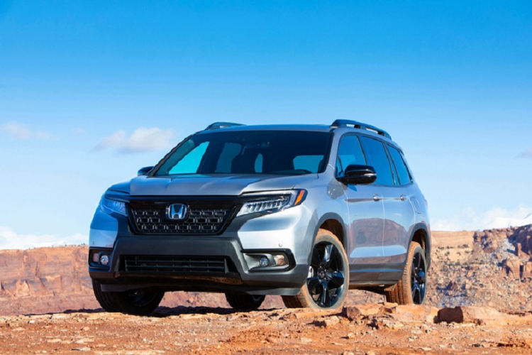 Đắt hơn model năm ngoái 600 USD, bản thấp nhất Honda Passport Sport 2021 mới được trang bị hệ thống thông tin giải trí Display Audio 8 inch thay thế cho 5 inch. Nâng cấp này rất đáng giá vì khách mua xe sẽ không phải nâng cấp lên bản EX-L để có màn hình 8 inch như trước đây. Ngoài ra, Honda Passport 2021 còn hỗ trợ Android Auto và Apple CarPlay.