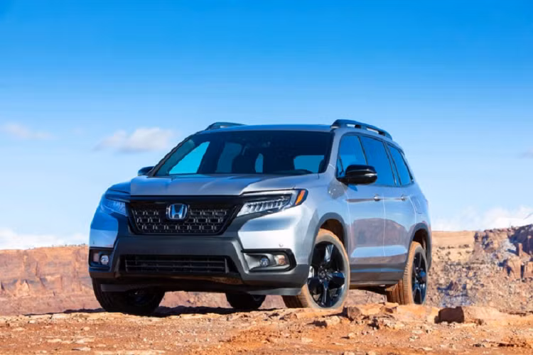 Đắt hơn model năm ngoái 600 USD, bản thấp nhất Honda Passport Sport 2021 mới được trang bị hệ thống thông tin giải trí Display Audio 8 inch thay thế cho 5 inch. Nâng cấp này rất đáng giá vì khách mua xe sẽ không phải nâng cấp lên bản EX-L để có màn hình 8 inch như trước đây. Ngoài ra, Honda Passport 2021 còn hỗ trợ Android Auto và Apple CarPlay.