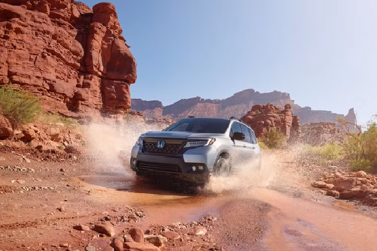 Honda cũng trang bị HomeLink, cung cấp thông tin về điểm mù với cảnh báo giao thông băng cắt phía sau, cùng hệ thống thông tin giải trí nâng cấp với HD Radio, SiriusXM và chức năng tin nhắn SMS cho Honda Passport 2021.