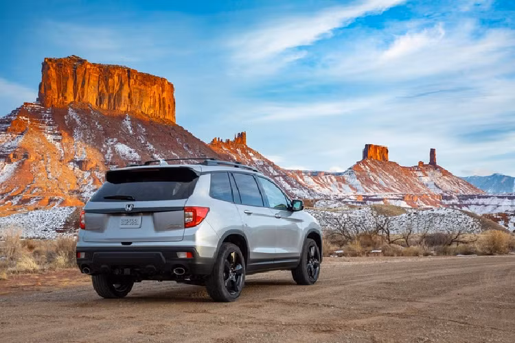 Giá xe Honda Passport 2021 bản Touring (39.480 USD) có thêm nhiều tiện nghi hơn như cốp điện rảnh tay, giá nóc, kính cách âm cho cửa sau, cảm biến đỗ xe trước và sau.