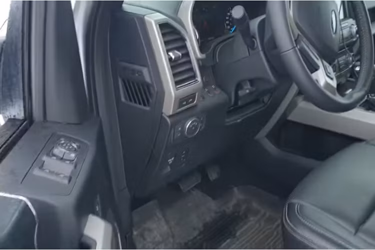 Thông qua những bức ảnh và một video của nhà sản xuất, chúng ta có một cái nhìn rõ ràng về Ford F-150 AT44 ở cả phía trước lẫn phía sau, cho dù phía sau không được ấn tượng như phía trước. Bên dưới thân vỏ cơ bắp là một hệ thống treo nâng cấp được chế tạo bởi Arctic Trucks, nhờ đó mà có sức chống chịu tốt hơn dưới gầm.