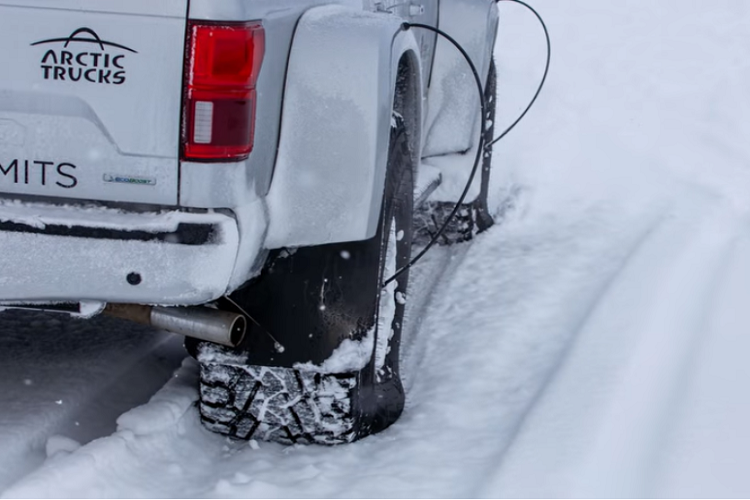 Bộ lốp xe Nokian Hakkapeliitta 44 inch khổng lồ và những tấm chắn bùn loe rộng đã thay đổi hoàn toàn diện mạo của chiếc bán tải Mỹ. Để nhắc nhở ai là người chịu trách nhiệm làm nên chiếc xe, phía sườn và của hậu của xe đều có in hàng chữ Arctic Trucks nổi bật.