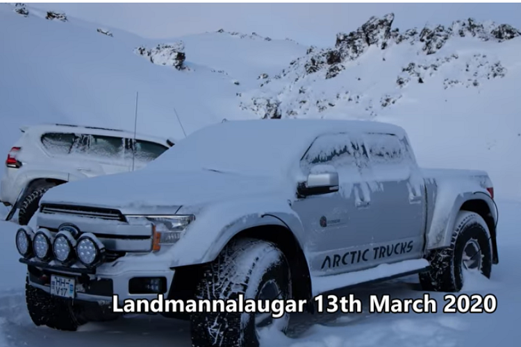 Mặc dù chế tạo dựa trên bản Ford F-150 Lariat mới mà có sử dụng động cơ dầu tăng áp dung tích 2.7 lít tiêu chuẩn, chúng ta lại có thể thấy động cơ V6 EcoBoost dung tích 3.5 lít nằm dưới nắp capô trong video trên.