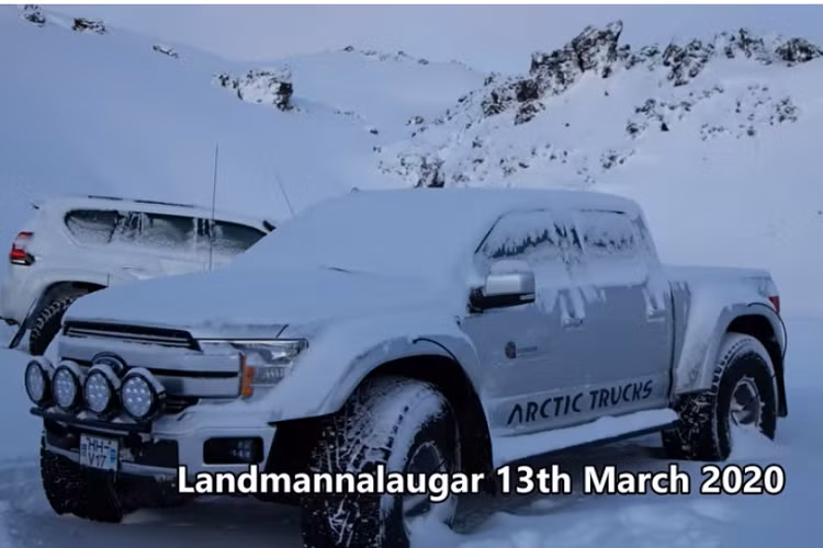 Mặc dù chế tạo dựa trên bản Ford F-150 Lariat mới mà có sử dụng động cơ dầu tăng áp dung tích 2.7 lít tiêu chuẩn, chúng ta lại có thể thấy động cơ V6 EcoBoost dung tích 3.5 lít nằm dưới nắp capô trong video trên.