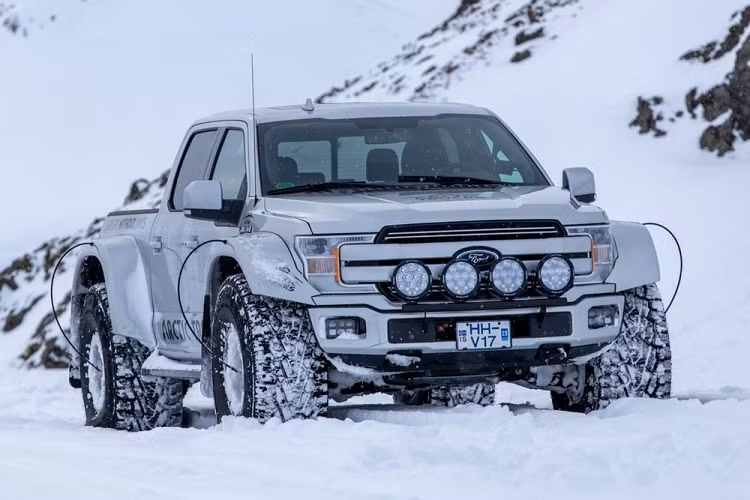 Bắc Cực là một trong những nơi có địa hình khắc nhiệt bậc nhất thế giới, và để thuận lợi di chuyển tại nơi đây, người ta cần đến các phương tiện độ chuyên dụng, ví như chiếc siêu bán tải Ford F-150 AT44 này. Nó là sản phẩm của Arctic Trucks, một công ty nổi tiếng độ các mẫu bán tải từ Ford, Toyota và Nissan thành các phương tiện vượt địa hình khắc nghiệt như ở Bắc Cực.