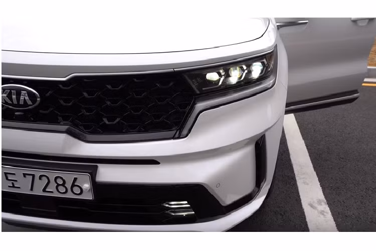 Sorento thế hệ mới cũng sở hữu thiết kế bắt mắt với kiểu đèn hậu đặt thẳng, cũng như các đường gân dập nổi đậm nét. 