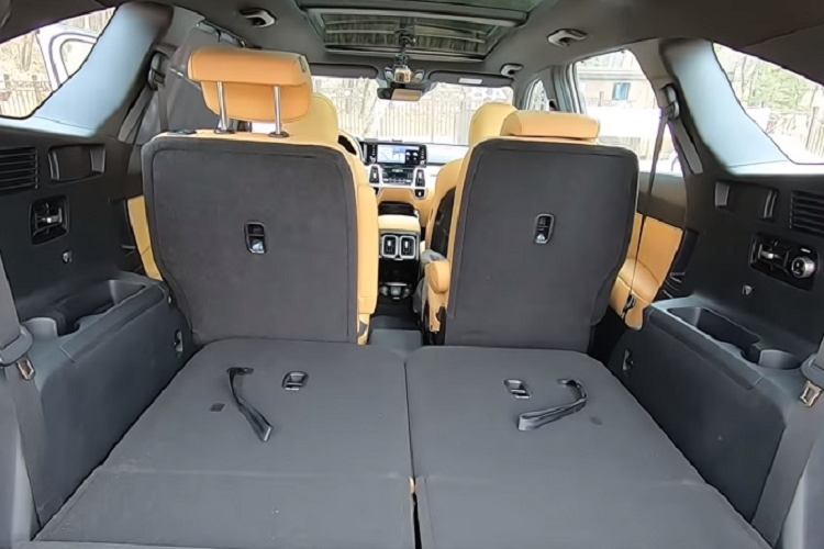 Về khu vực khoang lái, Kia Sorento 2021 mang tới cho người dùng một cụm đồng hồ điện tử 100% với đồ họa hiển thị đẹp mắt và thiết kế tinh gọn. Một trong những tính năng khá thú vị trên cụm đồng hồ này chính đến từ việc tích hợp camera chiếu hậu, được tự động kích hoạt mỗi khi người lái bật xi-nhan và chuyển làn.