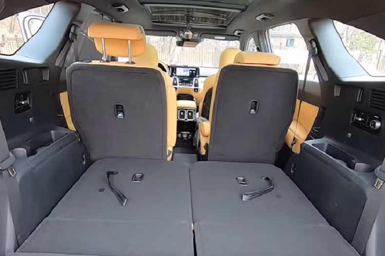 Về khu vực khoang lái, Kia Sorento 2021 mang tới cho người dùng một cụm đồng hồ điện tử 100% với đồ họa hiển thị đẹp mắt và thiết kế tinh gọn. Một trong những tính năng khá thú vị trên cụm đồng hồ này chính đến từ việc tích hợp camera chiếu hậu, được tự động kích hoạt mỗi khi người lái bật xi-nhan và chuyển làn.