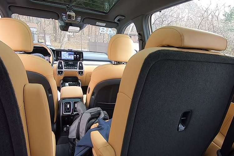 Các nâng cấp tiếp tục xuất hiện bên trong khoang cabin khi hướng tới cả hiệu ứng thẩm mỹ lẫn công năng sử dụng.