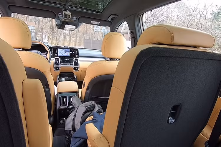 Các nâng cấp tiếp tục xuất hiện bên trong khoang cabin khi hướng tới cả hiệu ứng thẩm mỹ lẫn công năng sử dụng.