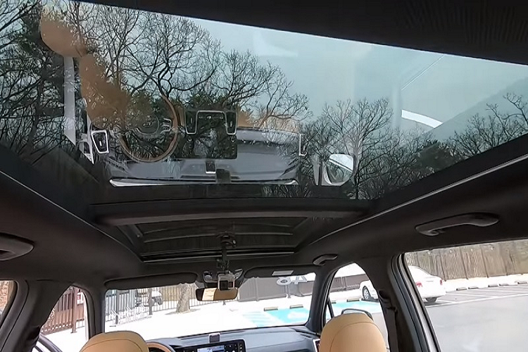 Cùng với hệ thống cảnh báo điểm mù trên gương chiếu hậu, bộ tính năng này sẽ trở nên hữu ích trong việc giúp chiếc crossover vận hành một cách an toàn, đặc biệt khi di chuyển trên đường cao tốc. Cuối cùng, chiếc xe trong quá trình trải nghiệm sử dụng khối động cơ dầu ‘Smartstream’ 4 xy lanh 2.2 lít, sản sinh mức công suất 198 mã lực à 440 Nm.