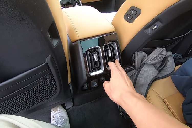 Trong đó, tuy sở hữu không gian hơi khiêm tốn nhưng hàng ghế thứ 3 của Sorento được đánh giá cao về độ tiện lợi với 2 khu vực cửa gió điều hòa tích hợp nút bấm điều khiển mức gió hay cổng USB và cổng sạc 12-volt.