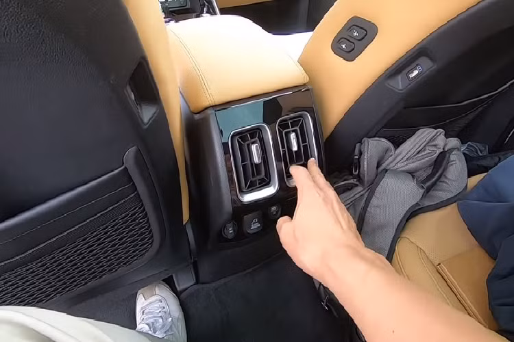 Trong đó, tuy sở hữu không gian hơi khiêm tốn nhưng hàng ghế thứ 3 của Sorento được đánh giá cao về độ tiện lợi với 2 khu vực cửa gió điều hòa tích hợp nút bấm điều khiển mức gió hay cổng USB và cổng sạc 12-volt.