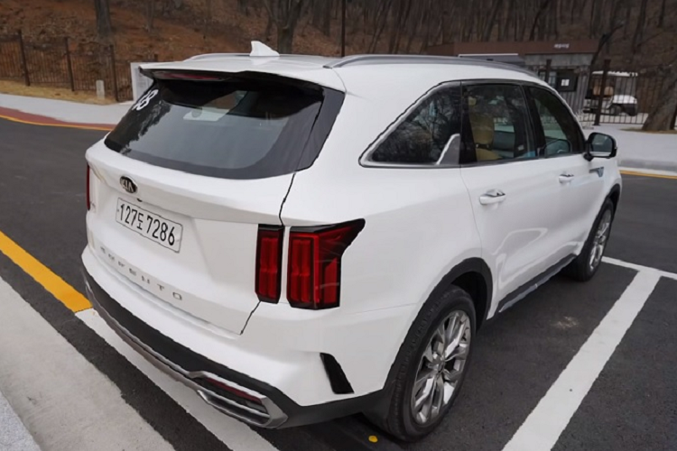 Tại thị trường Bắc Mỹ, khách hàng sẽ có thêm lựa chọn động cơ hybrid Smartstream, bao gồm một khối máy 4 xy lanh 1.6 lít tăng áp và một mô-tơ điện 44,2 kW, tạo ra công suất tổng hợp 227 mã lực và 350 Nm. Ngoài ra, Sorento 2021 còn xuất hiện với động cơ dầu 2.5 lít T-GDi, sinh công 277 mã lực và 421 Nm. Giá xe Kia Sorento 2021 tại Hàn Quốc tương đương từ 513 – 713 triệu đồng cho hai phiên bản Noble và Signature.