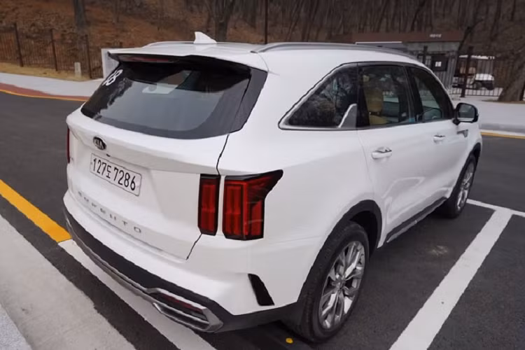 Tại thị trường Bắc Mỹ, khách hàng sẽ có thêm lựa chọn động cơ hybrid Smartstream, bao gồm một khối máy 4 xy lanh 1.6 lít tăng áp và một mô-tơ điện 44,2 kW, tạo ra công suất tổng hợp 227 mã lực và 350 Nm. Ngoài ra, Sorento 2021 còn xuất hiện với động cơ dầu 2.5 lít T-GDi, sinh công 277 mã lực và 421 Nm. Giá xe Kia Sorento 2021 tại Hàn Quốc tương đương từ 513 – 713 triệu đồng cho hai phiên bản Noble và Signature.