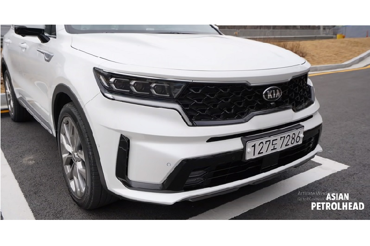 Trước hết, phần đầu xe Kia Sorento thế hệ mới đã trở nên hấp dẫn hơn nhờ tấm lưới tản nhiệt hình mũi hổ đặc trưng, kết nối liền mạch với cụm đèn pha dữ dằn và góc cạnh ở 2 bên.