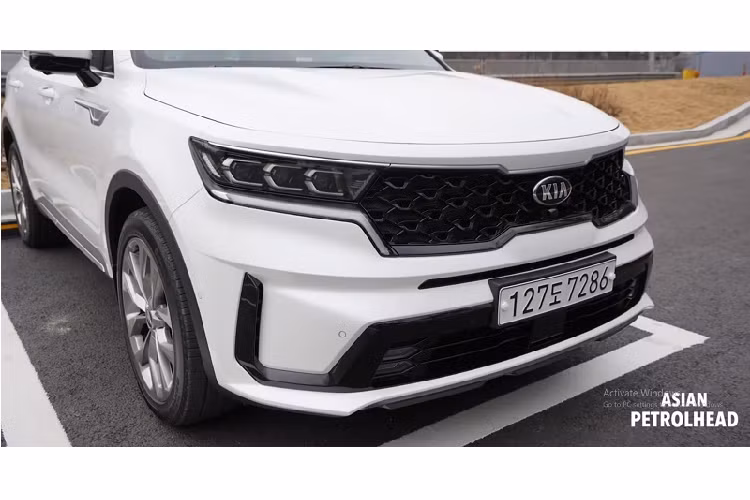 Trước hết, phần đầu xe Kia Sorento thế hệ mới đã trở nên hấp dẫn hơn nhờ tấm lưới tản nhiệt hình mũi hổ đặc trưng, kết nối liền mạch với cụm đèn pha dữ dằn và góc cạnh ở 2 bên.