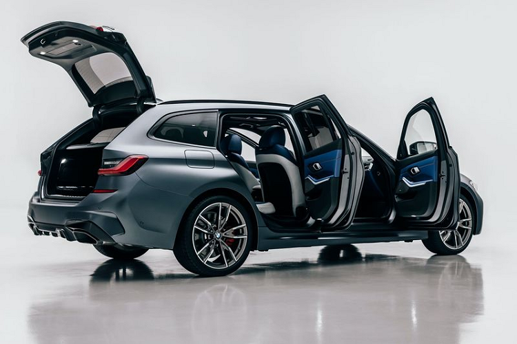 Di chuyển vào cabin, nội thất của BMW M340i xDrive Touring First Edition được làm đặc biệt hơn nhờ các ghế bọc da toàn bộ độc quyền của BMW Individual, kết hợp giữa màu Silverstone và Fjord Blue với khâu tương phản màu cam Kyalami.