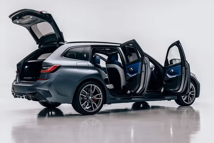 Di chuyển vào cabin, nội thất của BMW M340i xDrive Touring First Edition được làm đặc biệt hơn nhờ các ghế bọc da toàn bộ độc quyền của BMW Individual, kết hợp giữa màu Silverstone và Fjord Blue với khâu tương phản màu cam Kyalami.