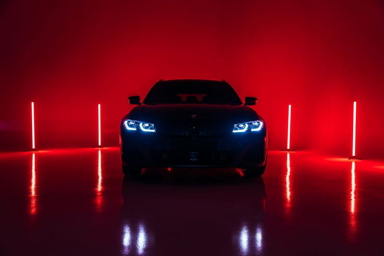 Bên cạnh đó, mẫu xe SUV BMW M340i xDrive Touring First Edition còn sở hữu bộ la-zăng M hợp kim nhẹ kích thước 19 inch kết hợp cùng kẹp phanh màu đỏ nổi bật, thuộc hệ thống phanh hiệu suất cao M Performance Sports. Phía sau xe gây ấn tượng với bộ khuếch tán carbon từ BMW M Performance.