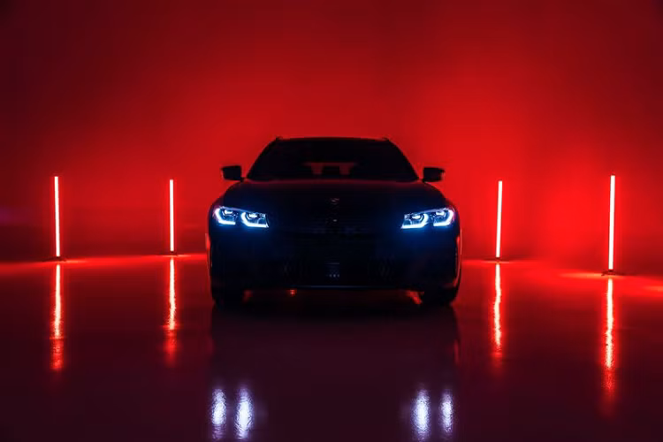 Bên cạnh đó, mẫu xe SUV BMW M340i xDrive Touring First Edition còn sở hữu bộ la-zăng M hợp kim nhẹ kích thước 19 inch kết hợp cùng kẹp phanh màu đỏ nổi bật, thuộc hệ thống phanh hiệu suất cao M Performance Sports. Phía sau xe gây ấn tượng với bộ khuếch tán carbon từ BMW M Performance.