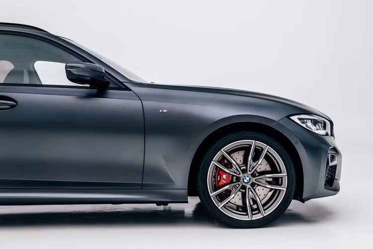 Về các tùy chọn, M340i xDrive Touring First Edition tự hào có đèn chiếu sáng laser và tính năng hỗ trợ lùi Reversing Assistant có khả năng ghi nhớ 50 mét cuối cùng của hành trình lùi tự động.