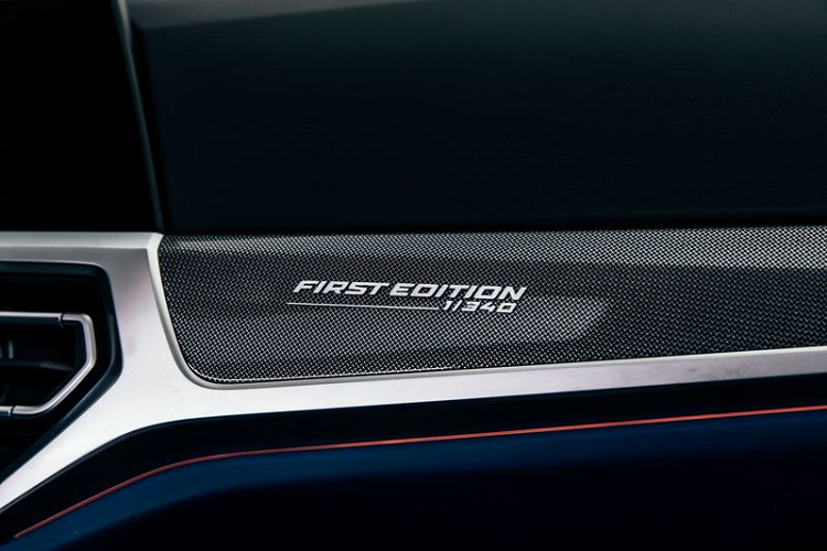 Thậm chí, bảng điều khiển cũng được bọc da cao cấp, với các điểm nhấn khác là dây đai an toàn có sọc M và huy hiệu "First Edition 1/340" trang trí bên phần táp-lô ghế hành khách.