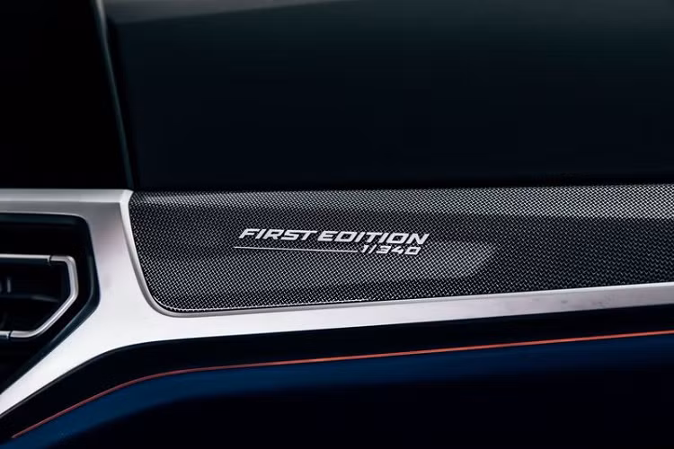 Thậm chí, bảng điều khiển cũng được bọc da cao cấp, với các điểm nhấn khác là dây đai an toàn có sọc M và huy hiệu "First Edition 1/340" trang trí bên phần táp-lô ghế hành khách.