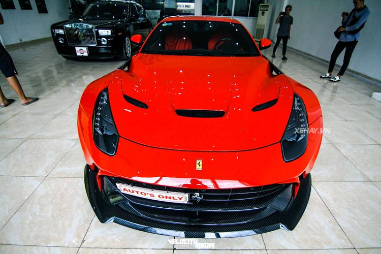 Tất cả những chi tiết kể trên đã giúp siêu xe Ý trông bề thế hơn đáng kể so với dạng nguyên bản. Diện mạo của siêu xe Ý được hoàn thiện với mâm xe ADV5.0 hiệu Forgiato được sơn hai tông màu đen - đỏ cá tính. Giá xe Ferrari F12 Berlinetta khi mới về Việt Nam lên tới hơn 20 tỷ đồng.