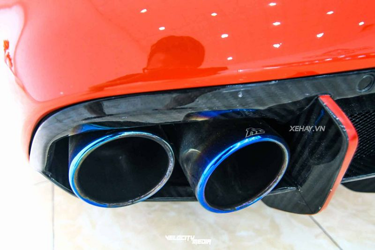 Ngoài ra, vòm bánh xe phía sau đã được mở rộng đồng thời bổ sung thêm ba khe thoát gió tương tự như phiên bản giới hạn Ferrari F12 TDF.