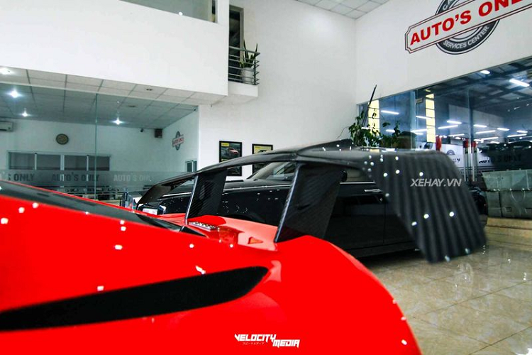 Phần thân F12 Berlinetta sử dụng nhiều thành phần làm bằng nhôm, do đó trọng lượng của chiếc xe chỉ nặng 1.525 kg xấp xỉ với cân nặng của một chiếc sedan cỡ trung bình.