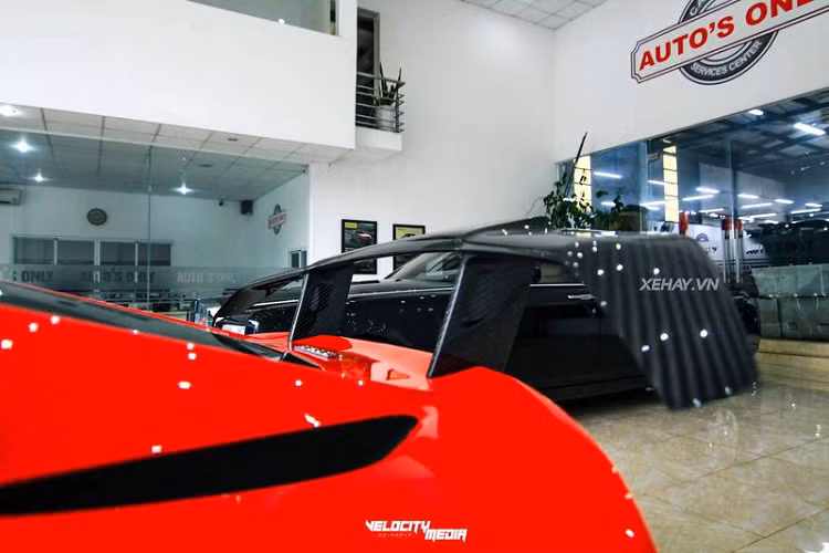 Phần thân F12 Berlinetta sử dụng nhiều thành phần làm bằng nhôm, do đó trọng lượng của chiếc xe chỉ nặng 1.525 kg xấp xỉ với cân nặng của một chiếc sedan cỡ trung bình.