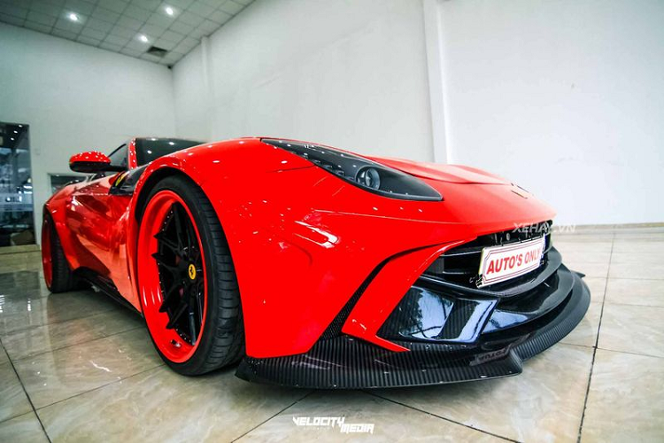 Ferrari chính thức trình làng F12 Berlinetta tại triển lãm Geneva Motor Show vào năm 2012 nhằm thay thế dòng 599 GTB đã dừng sản xuất. Và cũng tại thời điểm ra mắt, siêu xe Ferrari F12 Berlinetta cũng đoạt danh hiệu mẫu xe mạnh nhất trong gia đình “ngựa chồm” khi siêu xe này được trang bị động cơ V12 6.3 lít, cho công suất 740 mã lực và mô-men xoắ 690 Nm. Với con số ấn tượng như vậy, F12 Berlinetta còn nhỉnh hơn đối thủ trực tiếp là Lamborghini Aventador 40 mã lực.