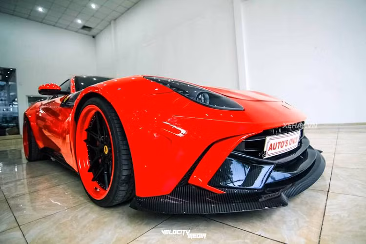 Ferrari chính thức trình làng F12 Berlinetta tại triển lãm Geneva Motor Show vào năm 2012 nhằm thay thế dòng 599 GTB đã dừng sản xuất. Và cũng tại thời điểm ra mắt, siêu xe Ferrari F12 Berlinetta cũng đoạt danh hiệu mẫu xe mạnh nhất trong gia đình “ngựa chồm” khi siêu xe này được trang bị động cơ V12 6.3 lít, cho công suất 740 mã lực và mô-men xoắ 690 Nm. Với con số ấn tượng như vậy, F12 Berlinetta còn nhỉnh hơn đối thủ trực tiếp là Lamborghini Aventador 40 mã lực.